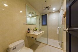 浴室部分原建商配備的設施較為簡單，這部分可以再更加精緻點。