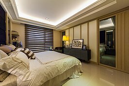 就風水角度而言，床對著鏡子並不是很好的設計，因此在床尾進入主臥衛浴的大型茶鏡，建議可改成霧面的設計，一來可增加採光，二來可避免不優的風水設計。