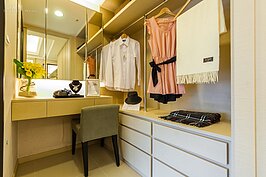 更衣室雖然也有，但整體面積小了一點，可收納或懸掛的衣物也就少了許多。