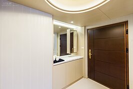 大門與玄關。雖然有鞋櫃，但是目測可容納的空間並不大，有意採此設計的人可要多想想。