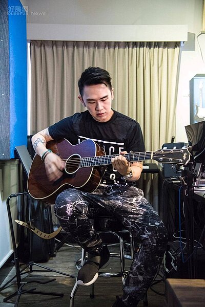 7.採訪當天大隸也秀出吉他、鼓椅、復古麥克風等收藏,現場也即興表演一段。