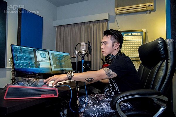 6.錄音室裡可見到混音器、喇叭、麥克風、鍵盤…等器材,大隸表示他經常像照片中這樣窩在錄音間裡做一整天音樂。