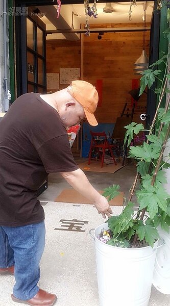 3.林正盛親自澆水施肥。