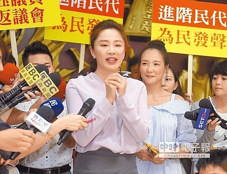 
無黨籍新北市前議員李婉鈺（中）確定將遞補議員，她21日在記者會中表示感謝老天爺終於還她一個公道。（季志翔攝）
 