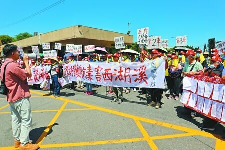 苗栗縣銅鑼鄉約170名鄉親因不滿居住地附近將蓋土資場,8日前往地主台灣農林公司拉布條抗議。(邱立雅攝)