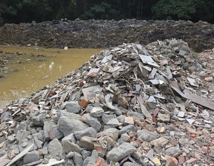民雄某農地遭人倒滿營建廢土。圖／嘉義縣環保局提供