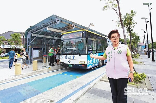 台中市10公里免費公車深受各界好評,市議員邱素貞昨日要求交通局應評估優惠與退場機制,以免造成財政的重大負擔!(陳世宗攝)
