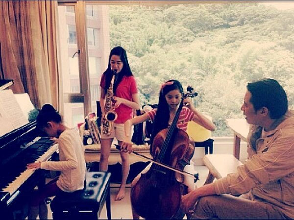 歐陽妮妮家為2戶打通，客廳沒有制式的沙發、電視牆，而是鋼琴、大提琴。（翻攝自歐陽妮妮臉書）