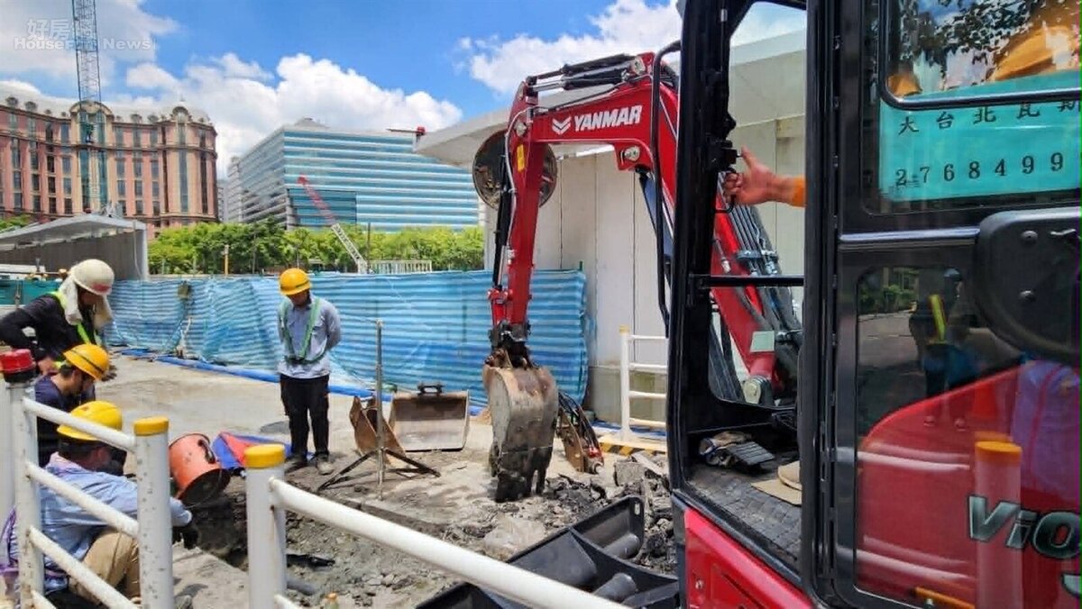 台北市敦化北路天坑經搶修後，住戶反映仍有瓦斯漏氣，現場鑿洞探測，是旁邊的管線漏氣。圖／台北市議員秦慧珠提供
