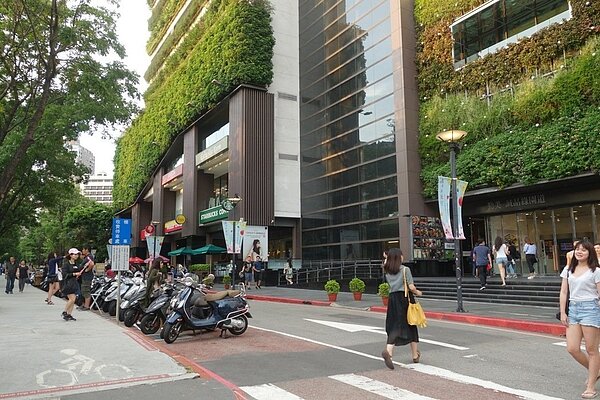 西區勤美草悟道商圈一帶,充滿文創、幽靜綠意的氛圍,生活環境很受自住客青睞。記者宋健生/攝影