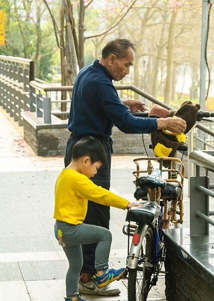 內政部統計,最快這一兩年,65歲以上老人將比小孩多。(好房News記者張聖奕攝影)