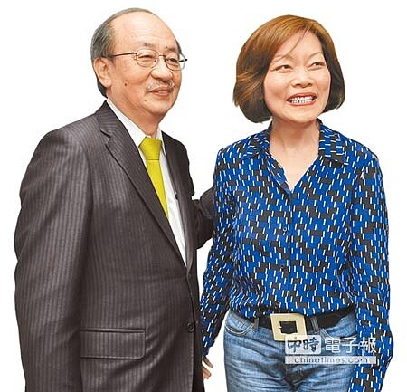 行政院長林全親自開口向民進黨立院黨團總召柯建銘(左)借將,讓長期跟隨他的辦公室主任何佩珊(右)接任行政院副祕書長。(劉宗龍攝)