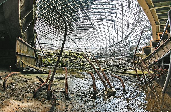 大巨蛋遭市府勒令停工已超過一年,工地目前場地積水生苔且不少鋼筋鏽蝕,市議員希望在颱風來前能解決問題。 記者鄭超文/攝影