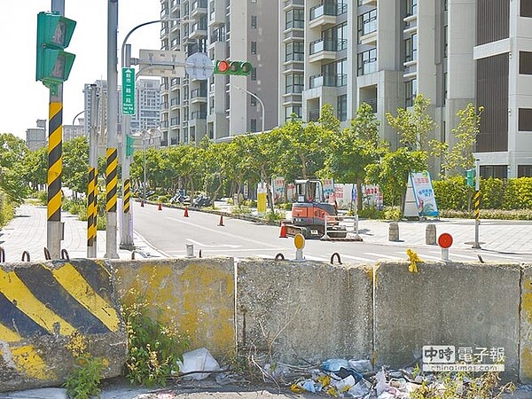 淡水新市一路一段通往二段處，長年被大片私人土地阻擋而無法通行，居民得繞遠路才能進出而積怨已久。（陳柔瑜攝）