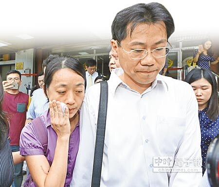 受害家屬小燈泡的母親王婉諭(左)與父親劉大經(右)出庭旁聽,小燈泡母親在離開法庭時,不斷拭淚。(張鎧乙攝)