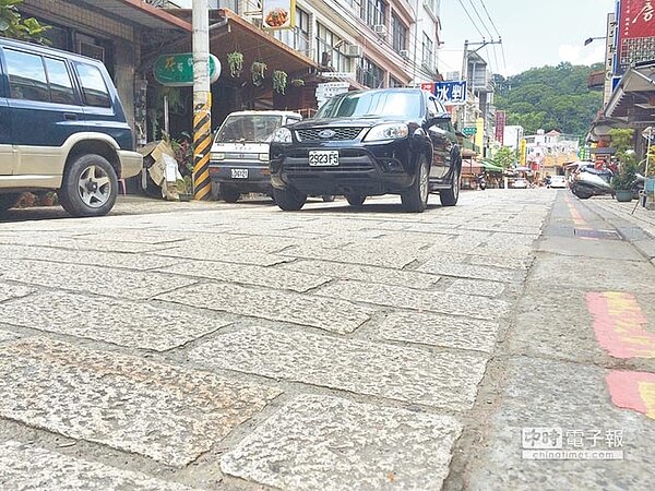 北埔老街改鋪石板 攤商施工前才知（莊旻靜攝）