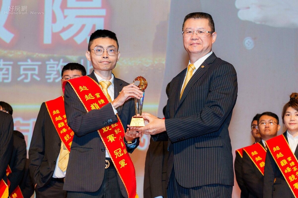 有了AI輔助，吳政陽把更多心力投入客戶服務與需求分析，屢創個人業績新高，近年業績最高近5,000萬！
