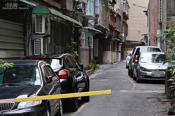 在台北要養一台車是個沉重的負擔，尤其是找停車位。（好房網News記者 陳韋帆／攝影）