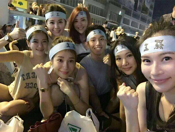 華航大罷工，現場空姐齊聚，被網友戲稱為「史上最高顏質抗爭」。（圖／網友提供）