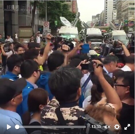 華航大罷工,新任董座何煖軒於下午前往抗爭現場。(好房網News記者張聖奕攝影)