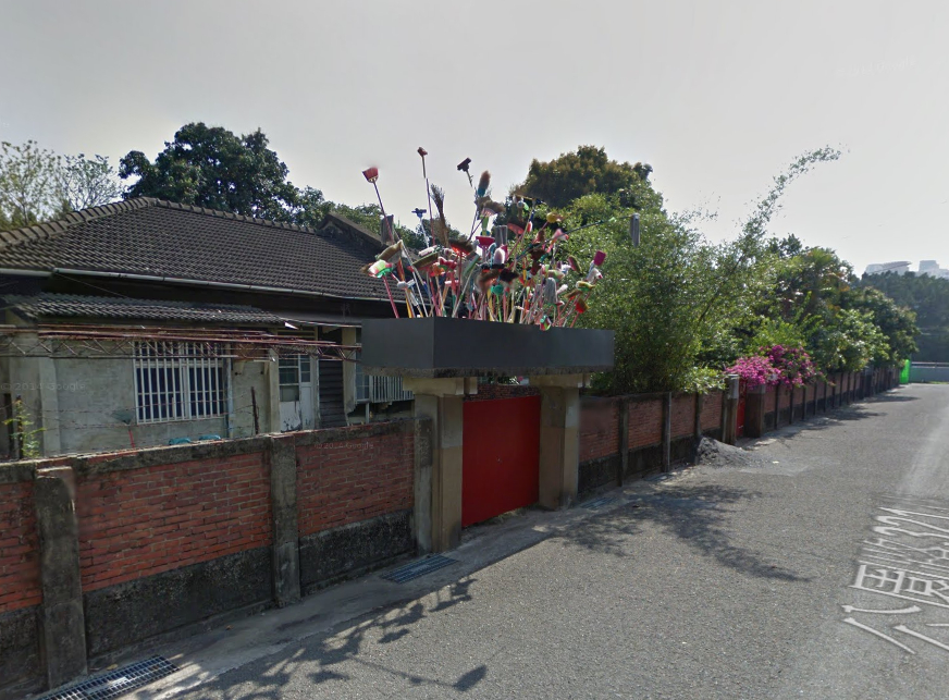 不少老舊眷村經過活化與開發,變得煥然一新,不再是治安死角。圖為台南市文化局改造公園路321巷,現為藝術聚落。(翻攝自Google Map)