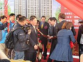 被諷剪綵王！　朱立倫「剪好剪滿」拍影片反擊