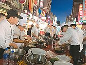 夜市謝師宴　學生上菜請攤商