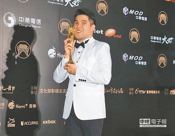 黃裕翔獲演奏類最佳作曲人獎,緊握獎座拍照。