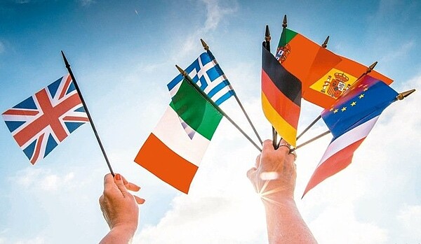 英國公投脫離歐盟,法國有人廿五日各舉英國國旗和幾個歐洲國家與歐盟旗幟,象徵分道揚鑣。歐盟有意速戰速決,促英國儘快啟動脫歐程序,不要拖到首相卡麥隆十月下台。 法新社