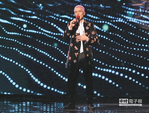 金曲歌王蕭敬騰演唱〈夢不到你〉,向黃鶯鶯致敬。