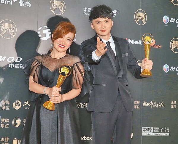 新科金曲台語歌后黃妃(左)、歌王陳建瑋開心合照。