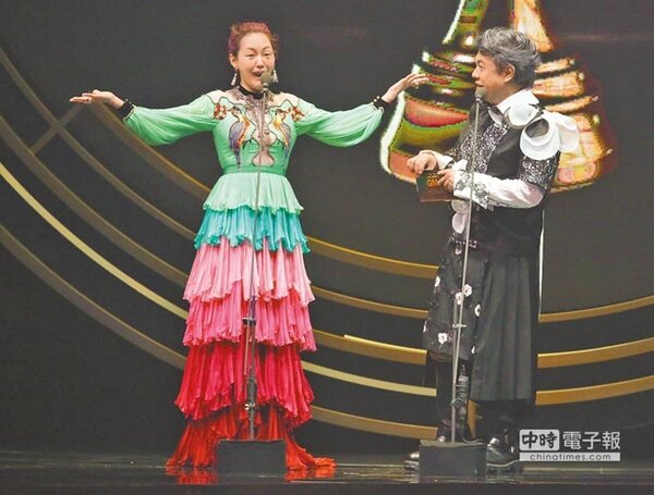 小Ｓ（左）、蔡康永在金曲舞台妙語如珠，再現《康熙》式笑哏。