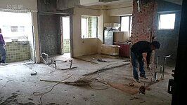 室內實際空間僅有21坪，若按照原有格局進行裝修，一時間可能還夠用，但是考量到日後孩子長大需要有自己的空間，因此特別將格局修改為彈性格局。一方面保留主臥室，另一方面兒童房可在日後新增一堵牆變成共三房的格局。