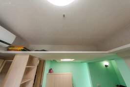 天花板也不放過，全室內天花板都做了開放式儲物空間。另外室內燈具也都採節能LED款式。
