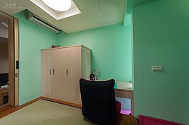 兒童房另外一面，一樣有對外窗與衣櫥，不過這邊的衣櫥比較大，想必是寶貝女兒的專屬空間。