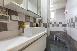 共用浴室入口的樣子。可看到IKEA簡潔設計的洗手台，另外為了加速浴室乾燥，夫妻也花了不少錢加裝浴室乾燥系統。