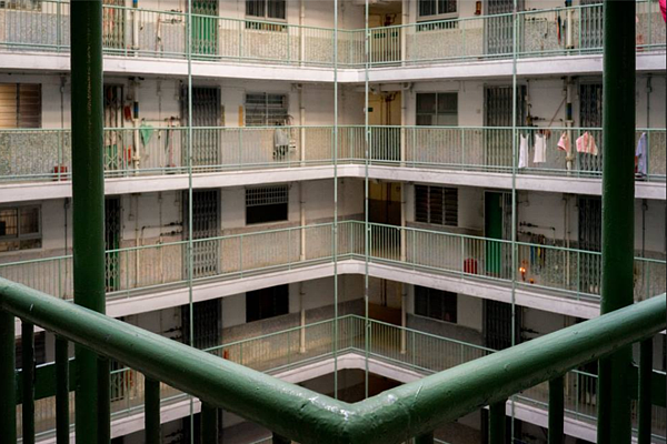 香港公屋愛民邨,令人想起港劇裡小人物的日常。(圖/林彥呈提供)