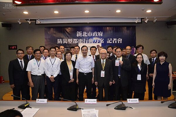 新北長朱立倫與協力團隊簽訂合作意向書。(好房網News記者陳偉凡／攝影)