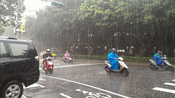 台北連日高溫，午後出現雷陣雨。（好房網News記者陳韋帆／攝影）