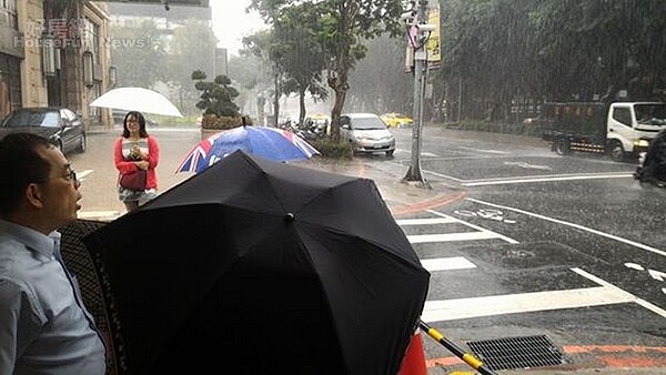 台北連日高溫,午後出現雷陣雨。(好房網News記者陳韋帆/攝影)