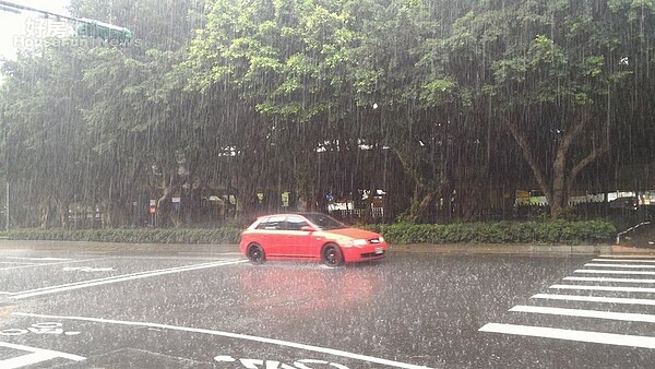 台北連日高溫，午後出現雷陣雨。（好房網News記者陳韋帆／攝影）