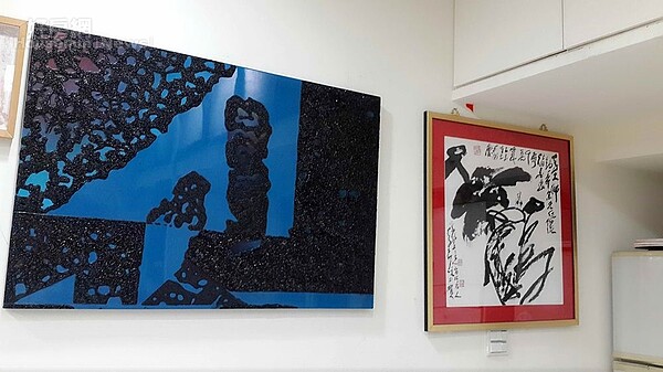 4. 丈夫李錫奇的畫作是家裡主要布景。