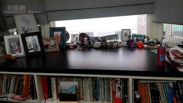 7. 窗台小空間放書和妝飾收藏品。