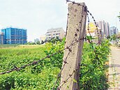中壢青埔私人圍籬　鐵絲脫落恐傷人