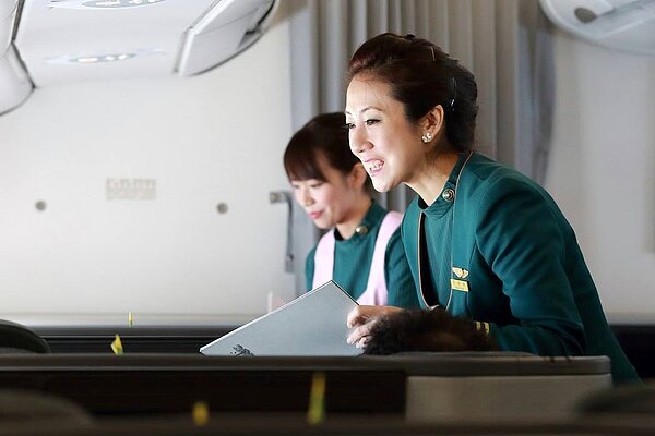 長榮航空將調漲空服員海外津貼。(翻攝自長榮航空臉書)