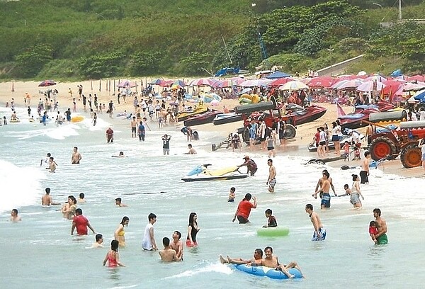 水上摩托車未在航道行駛、穿梭泳客間等違反公告禁止事項行為,墾管處將依新法重罰。 記者潘欣中/攝影