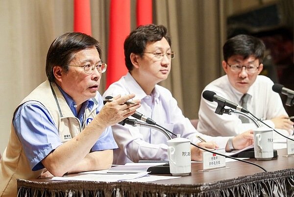 勞動部長郭芳煜（左）向大眾說明新版勞基法。記者鄭清元／攝影