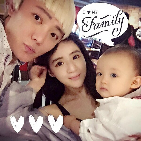 阿沁和老婆花花生下女兒小花苞後,常在臉書上放上一家子的甜蜜照。(翻攝自FIR阿沁臉書)