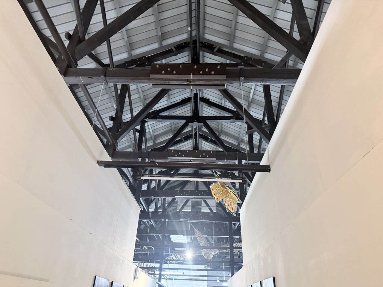 高雄衛武營公園保存「三連棟」兵營營舍作為藝文展演空間,但3棟建築均有漏水、通風不良問題,屋頂更遭白蟻嚴重蛀蝕,威脅建物結構。記者宋原彰/攝影