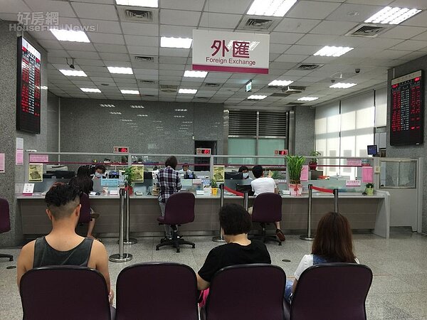 3月外資雖大幅匯入33.2億美元,但外匯存底卻意外小幅減少1.35億美元。 (好房網News記者林美欣攝影)